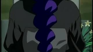 Cette magnifique jeune femme est enchaînée